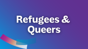 Textgrafik: "Refugees & Queers". Die Schriftfarbe ist weiß auf lila-blauem Grund. In der linken unteren Ecke befindet sich das Logo von Refugees & Queers.