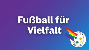 Textgrafik: "Fußball für Vielfalt". Die Schriftfarbe ist weiß auf lila-blauem Grund. In der rechten unteren Ecke befindet sich das Logo von Fußball für Vielfalt.