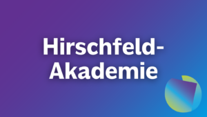 Textgrafik: "Fußball für Vielfalt". Die Schriftfarbe ist weiß auf lila-blauem Grund. In der rechten unteren Ecke befindet sich das Logo der Hirschfeld-Akademie.