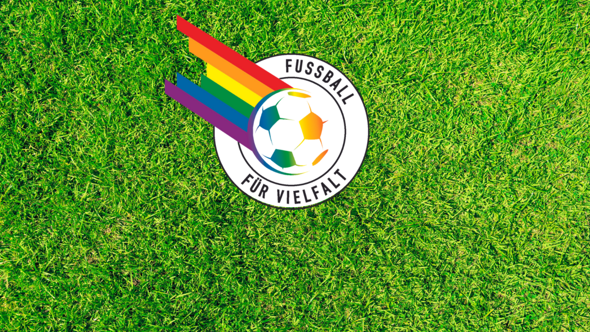 Logo Fußball für Vielfalt vor Rasenhintergrund