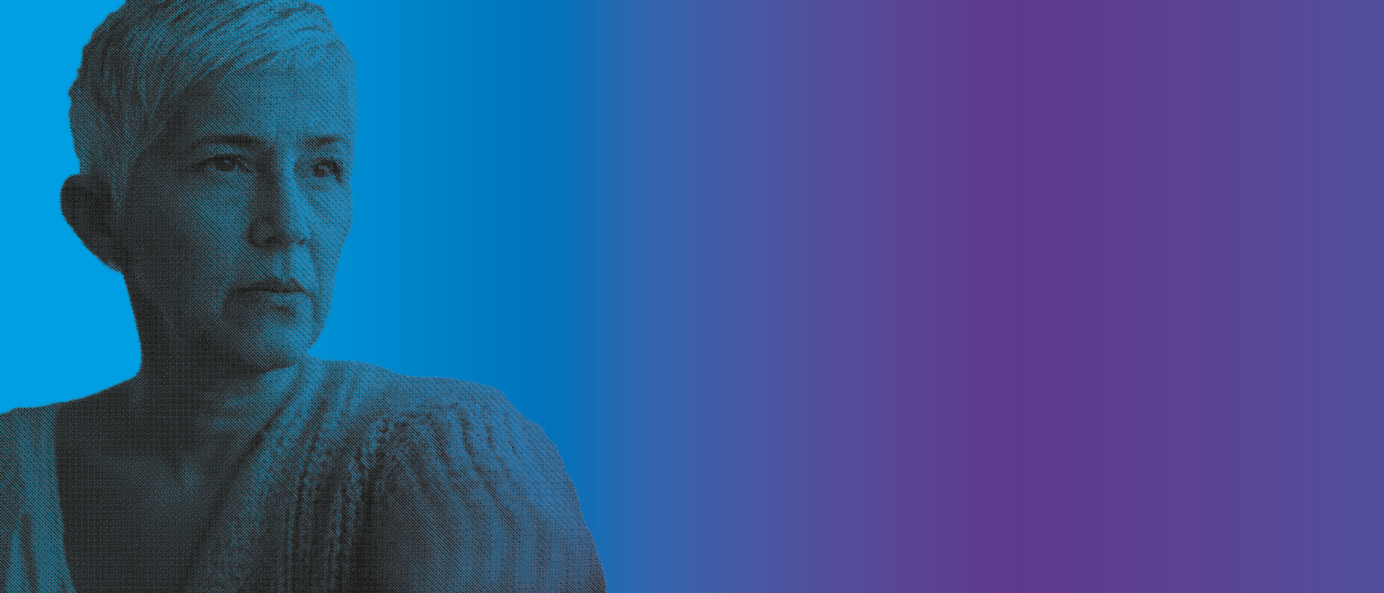 Schwarz-weiß Foto von Person mit kurzen, hellen Haaren. Person schaut ernst nach vorne vor farbigem Hintergrund.