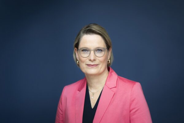 Porträtbild von Dr. Stefanie Hubig, Bundesministerin der Justiz und für Verbraucherschutz
