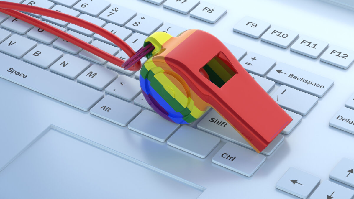 Graphik mit Tastatur und Trillerpfeife in Regenbogen-Farben.