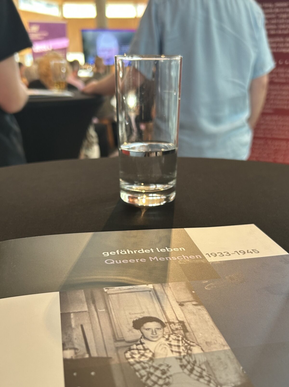 Foto. Zu sehen ist ein Tisch mit dem Begleitheft der BMH-Ausstellung 