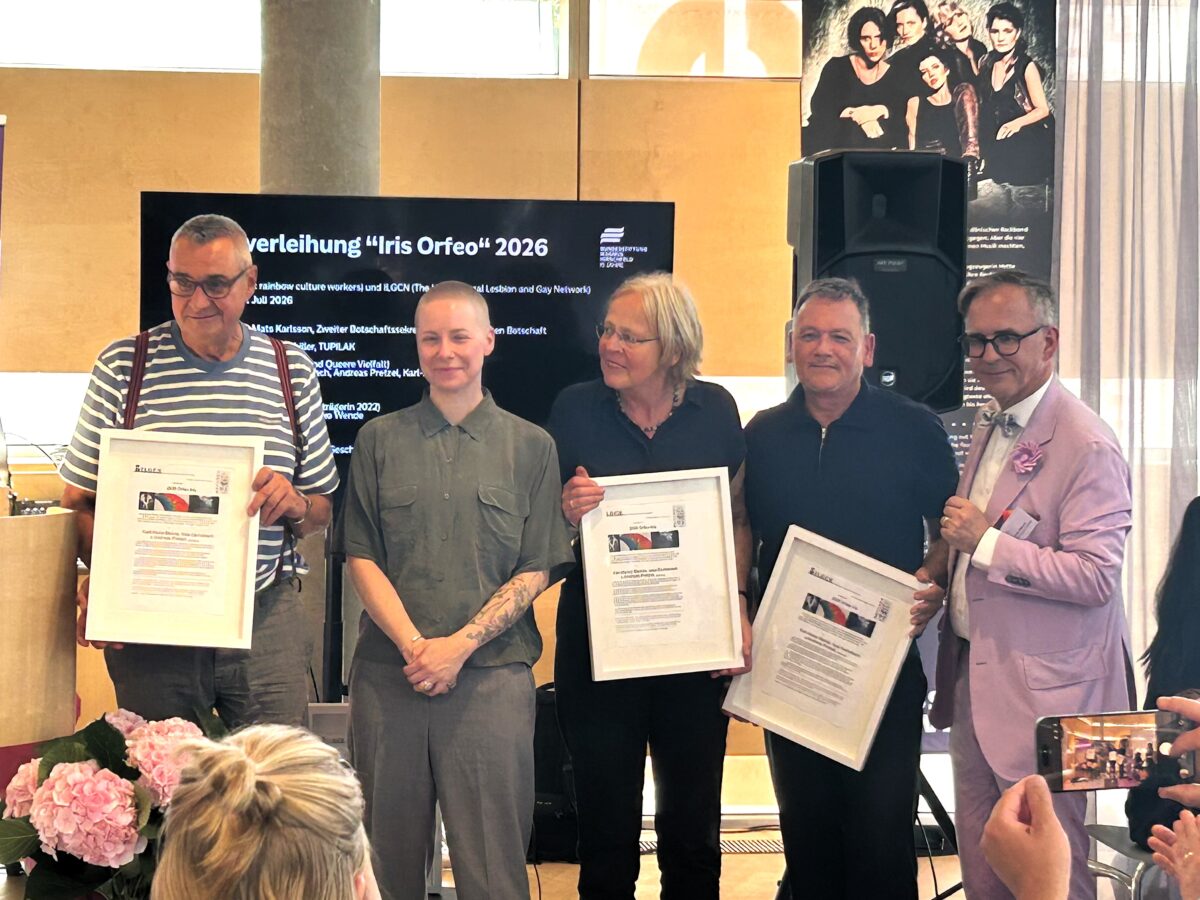 Foto. Zu sehen sind: 3 Preisträger_innen des Iris-Orfeo-Award neben Laudatorin Alva Träbert und BMH-Vorstand Helmut Metzner in der Schwedischen Botschaft Berlin.