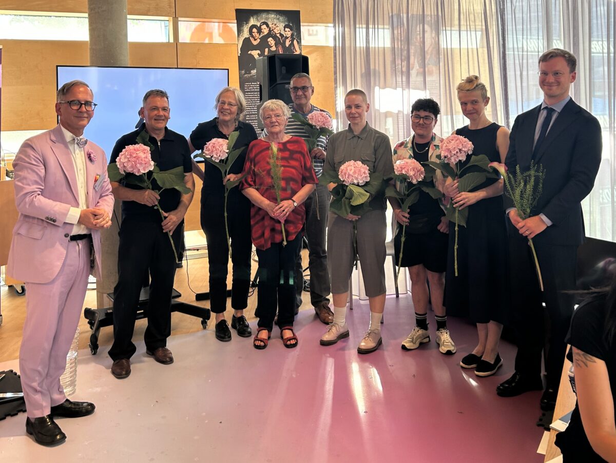Foto. Zu sehen sind: die Preisträger_innen, Laudator_innen und Gastgeber_innen im Rahmen der Verleihung des Iris-Orfeo-Award in der Schwedischen Botschaft Berlin.