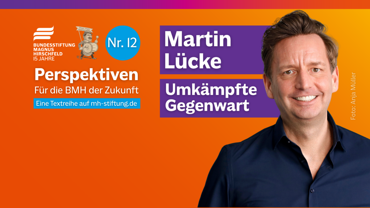 Textgrafik mit farbigem Hintergrund. Text: 