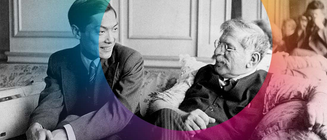 Fotografik: von Li Shiu Tong und Magnus Hirschfeld. Die beiden Personen sitzen sich zugewandt und nah beieinander auf einem Sofa. Li Shiu Tong lächelt Magnus Hirschfeld an. Das Foto ist in schwarz-weiß aufgenommen. In der Mitte ist ein regenbogenfarbener, halbtransparenter Kreis über dem Foto.