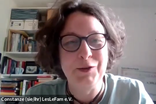 Screenshot des Videos “3 Fragen an: Constanze Körner zur Reform des Abstammungsrechts”. Zu sehen ist Constanze Körner.