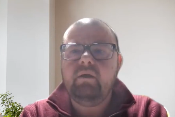 Screenshot des Videos “3 Fragen an: Luan Pertl zum SBGG”. Zu sehen ist Luan Pertl.