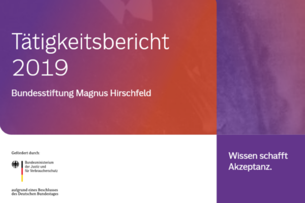 Screenshot des Covers der Publikation “Tätigkeitsbericht 2019. Bundesstiftung Magnus Hirschfeld”. Unten links: Logo des Bundesministeriums der Justiz und für Verbraucherschutz. Unten rechts der Slogan “Wissen schafft Akzeptanz”.