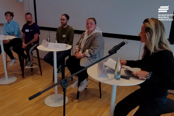 Screenshot des Videos “Fachtagung Queere Vielfalt im Fußball“. Zu sehen sind vier Referent_innen und die Moderatorin Felicia Mutterer.