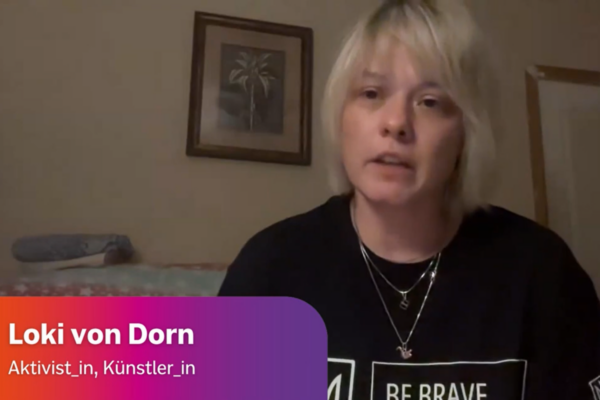 Screenshot des Videos “Hirschfeld Lecture: Vom Kampf für ein offenes Leben“. Zu sehen ist Aktivist_in und Künstler_in Loki von Dorn.