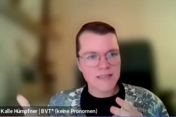 Screenshot des Videos “Online-Diskussion: Geschlechtliche Selbstbestimmung ist ein Menschenrecht”. Zu sehen ist Kalle Hümpfner vom BVT*.