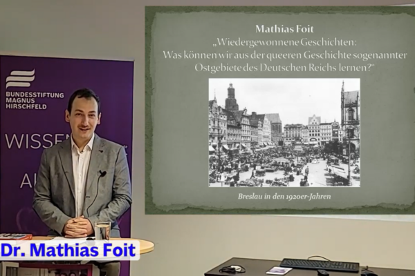 Screenshot des Videos “Vortrag: Wiedergewonnene Geschichten”. Zu sehen ist Dr. Mathias Foit vor einer Folie seiner Präsentation.