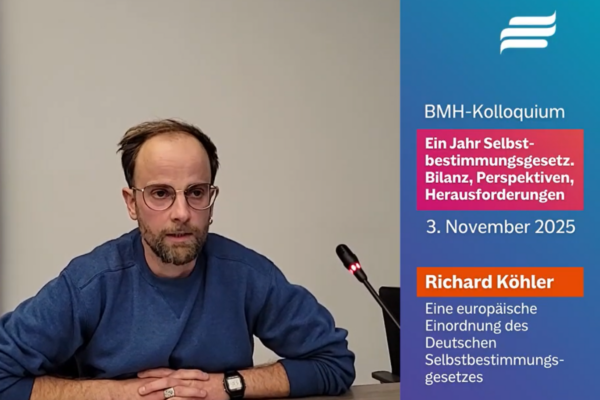 Screenshot des Videos “Vortrag: Eine europäische Einordnung des Deutschen Selbstbestimmungsgesetzes”. Zu sehen ist Richard Köhler neben einem Mikrofon.