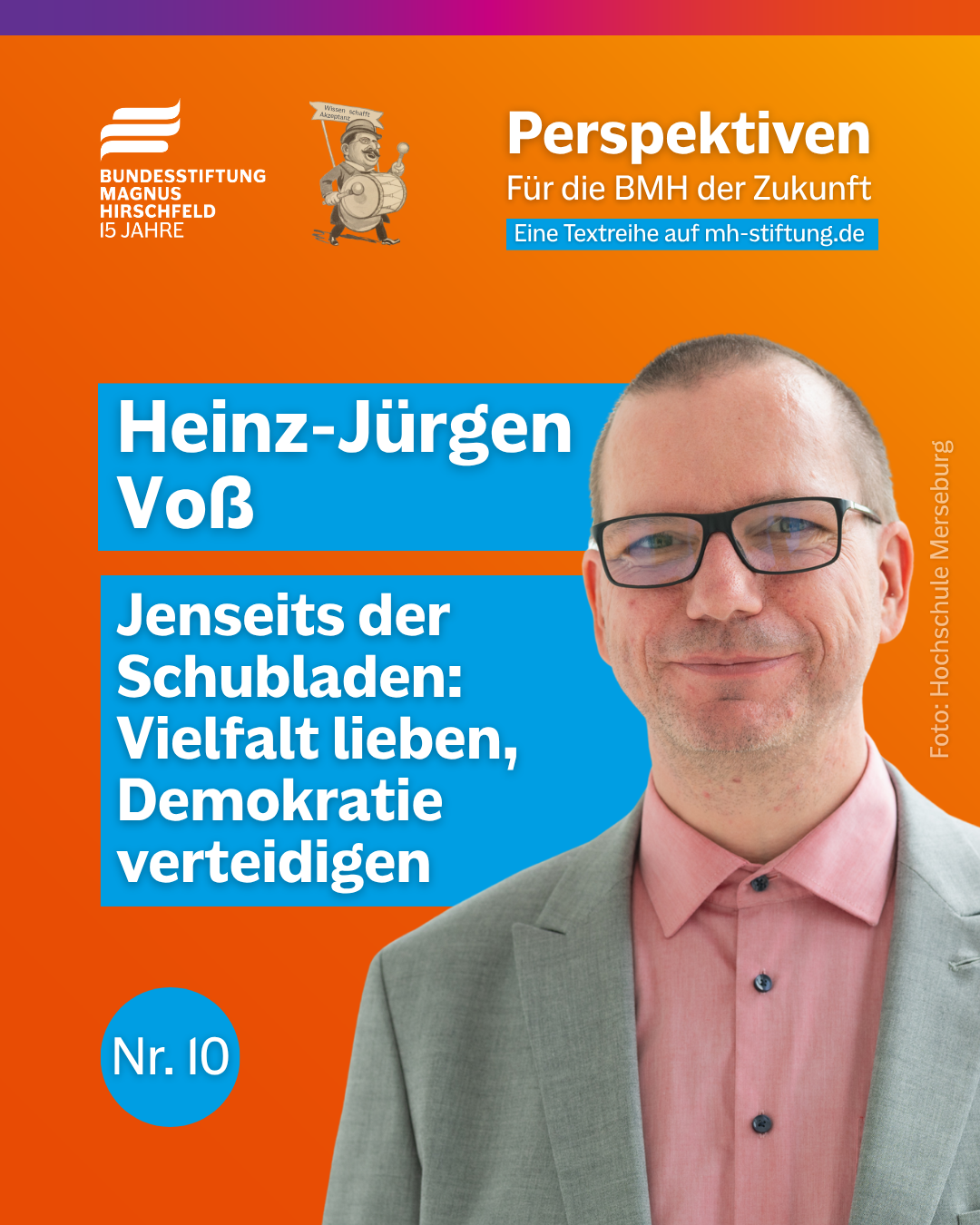 Textgrafik mit farbigem Hintergrund. Text: 