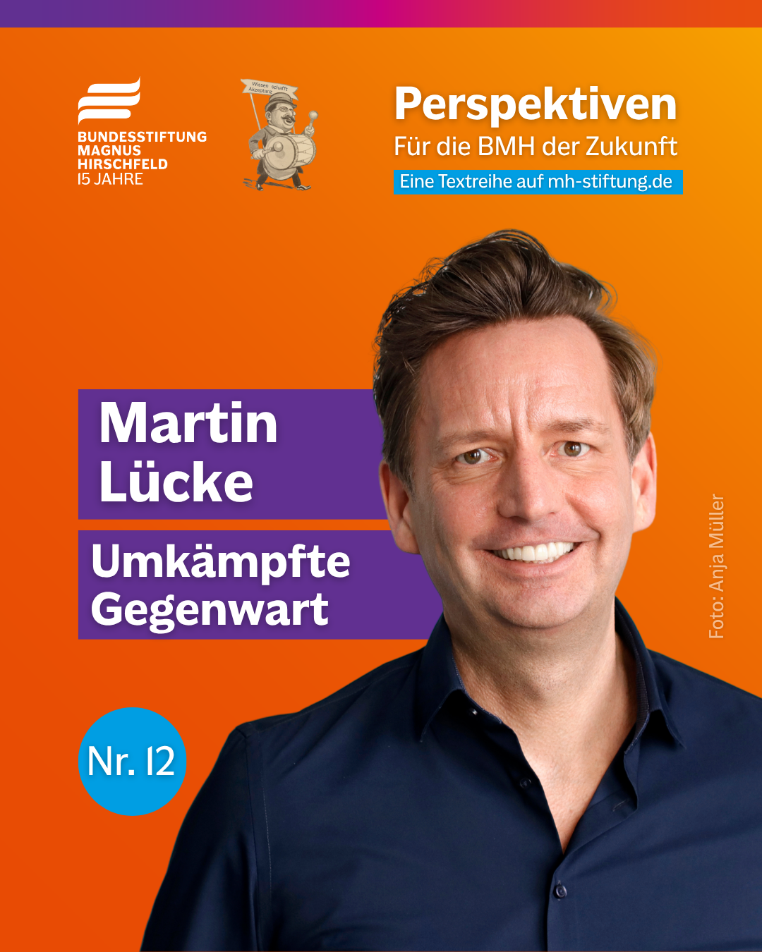 Textgrafik mit farbigem Hintergrund. Text: 