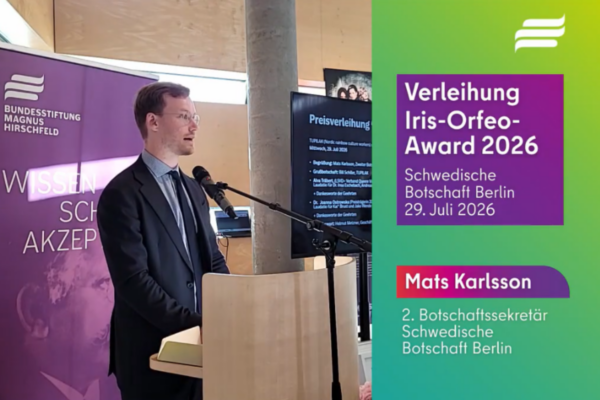 Screenshot: Preisverleihung Iris-Orfeo Award 2026. Schwedischer Botschafter Mats Karlsson spricht zum Publikum.