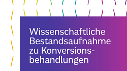 Textgrafik: "Bestandsaufnahme zu sog. Konversionstherapien". Die Schrift ist weiß und befindet sich in einer rechteckigen Fläche in den Farben pink-lila. Der Hintergrund ist weiß mit regenbogenfarbene Streifen.