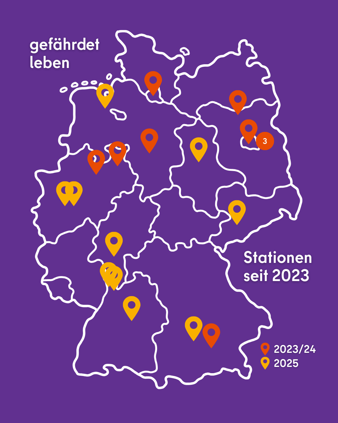 Deutschland-Umriss-Karte mit Bundesländergrenzen. Darauf befinden sich Lokalisierungs-Pins für jede Station der Ausstellung gefährdet leben seit 2023. Die Stationen der Jahren 2023 und 2024 sind mit orangenen Pins, die aus 2025 mit gelben Pins markiert.