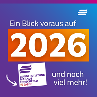Textgrafik mit farbigem Hintergrund. Text: 'Ein Blick voraus auf 2026. Bundesstiftung Magnus Hirschfeld 15 Jahre. Und noch viel mehr!' Gestaltungselemente: Logo der Bundesstiftung Magnus Hirschfeld mit dem Zusatz '15 Jahre'. Ein geschwungener Pfeil zeigt auf genau diesen Zusatz.