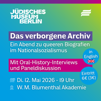 Textgrafik mit farbigem Hintergrund. Text: „Jüdisches Museum Berlin. Das verborgene Archiv. Ein Abend zu queeren Biografien im Nationalsozialismus. Mit Oral-History-Interviews und Paneldiskussion. Di. 12. Mai 2026. 19 Uhr. W. M. Blumenthal Akademie. In English. Eintritt 6 (3) Euro.“. Gestaltungselemente: Flagge Großbritannien als Sprachsymbol.
