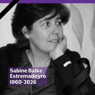 Foto von Sabina Balke in schwarz-weiß. Auf dem Foto steht: