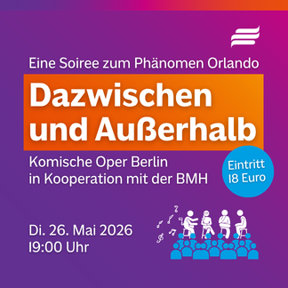 Textgrafik mit farbigem Hintergrund. Text: „Eine Soiree zum Phänomen Orlando. Dazwischen und Außerhalb. Komische Oper Berlin in Kooperation mit der BMH. Di. 26. Mai 2026. 19:00 Uhr. Eintritt 18 Euro.“. Gestaltungselemente: Icon einer diskurrierenden Gruppe aus vier sitzenden Personen. Davor ein Icon für ein zuhörendes Publikum. Im Hintergrund sind Musiknoten zu sehen.
