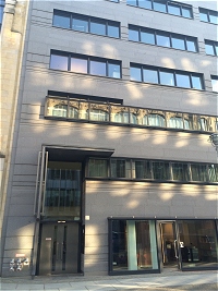 Fassade des Bürogebäudes Mohrenstraße 34 in Berlin, dem Sitz der Bundesstiftung Magnus Hirschfeld.